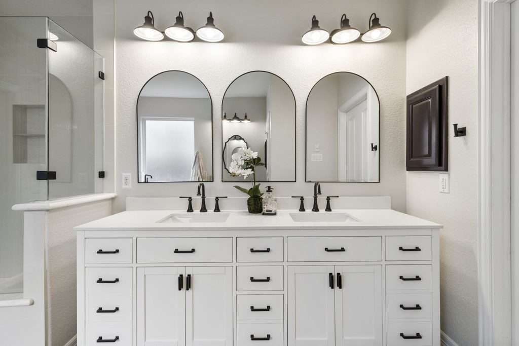 Bathroom designed by Design on a Dime Interiors in Montgomery County, Texas