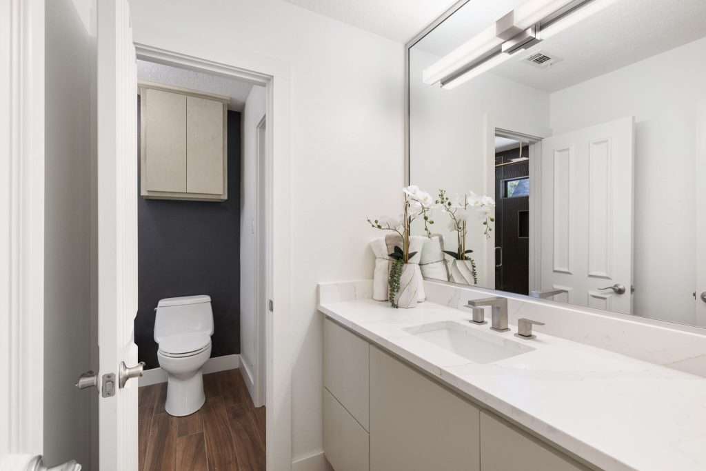 A beige bathroom with details