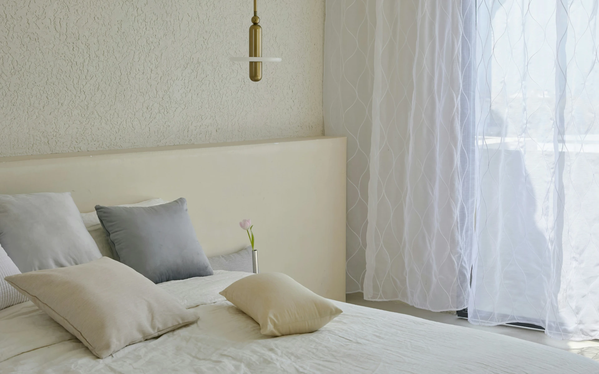 Curtains-next-to-the-bed-