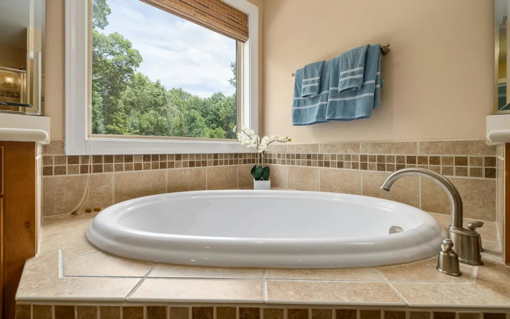 A bathtub with color-blocking curtains