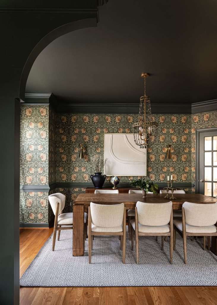 bold hue paint color for dining room