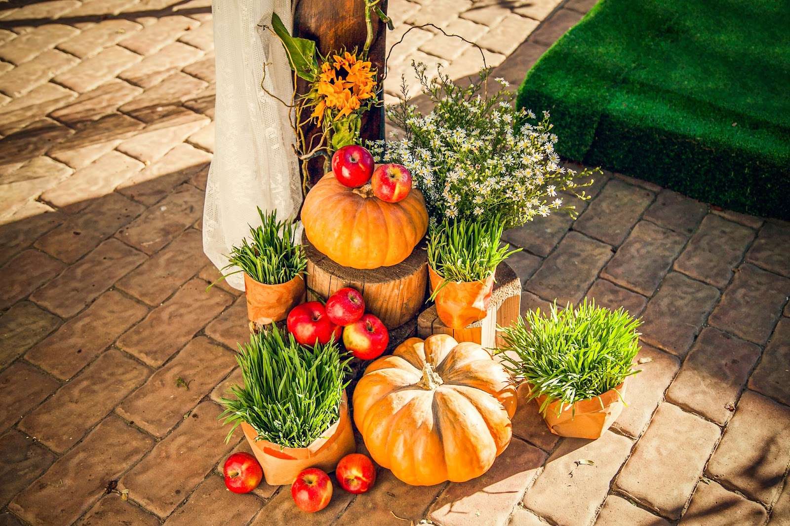 Seasonal touches for exterior design