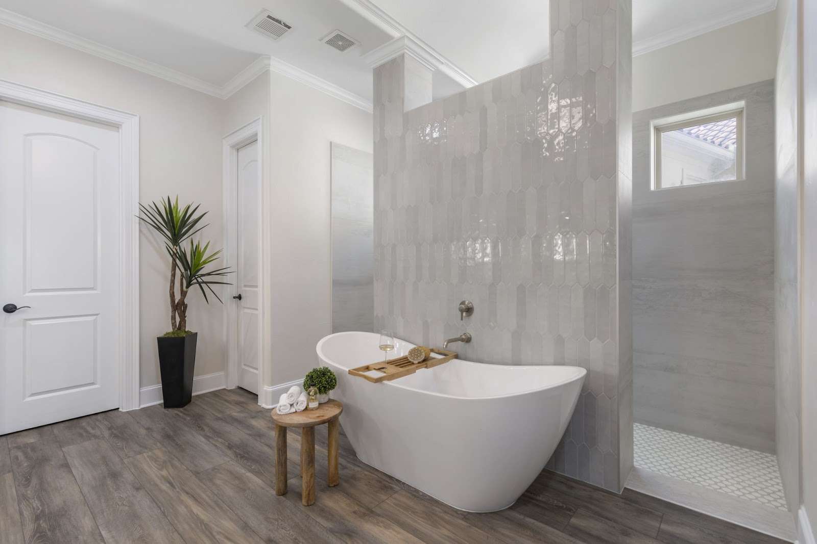 bathroom tub 
