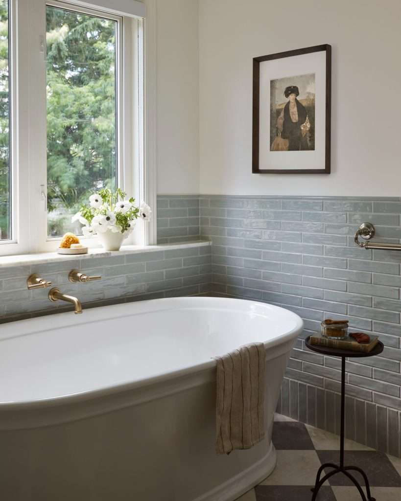 tub with a rounded, organic shape 