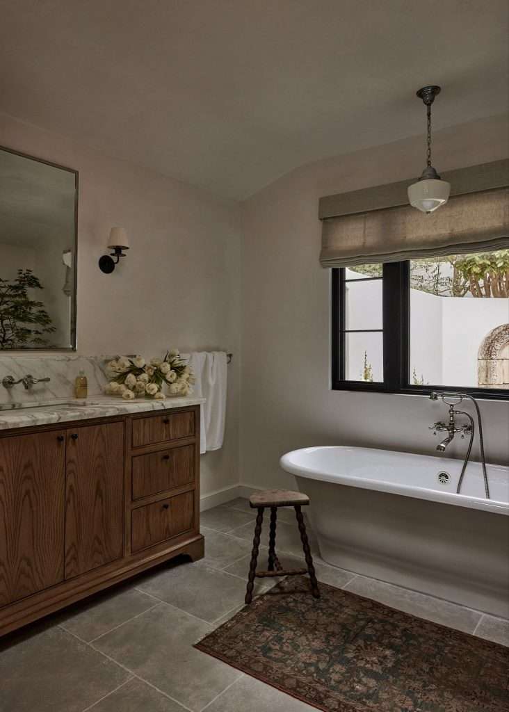 How to Mix Curves and Straight Lines in Bathroom Without Creating a Mess